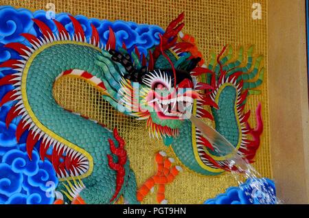 Chinesischer Drache Mosaik Skulptur Springbrunnen im Innenhof Pattani Thailand Tempel Stockfoto