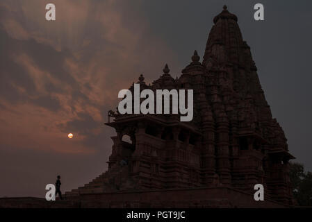 Kandariya Mahadev Tempel mit herrlicher Architektur aus Sandstein Skulpturen und Schnitzereien von Lord Shiva der hinduistische Gott der Macht im Sonnenuntergang gewidmet Stockfoto