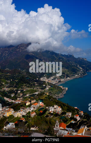 Ravello ist hoch über der Amalfiküste in Süditalien mit fantastischem Blick über die Küste unterhalb von verschiedenen Aussichtspunkten Stockfoto