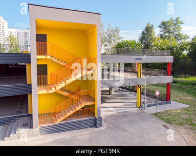 Notausgang Treppe mit gelben Wänden. neu errichteten Parkhaus Stockfoto