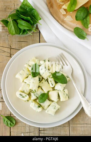 Hausgemachte Gnocchi mit Ricotta, Käse und Spinat auf einem Teller. Selektive konzentrieren. Stockfoto