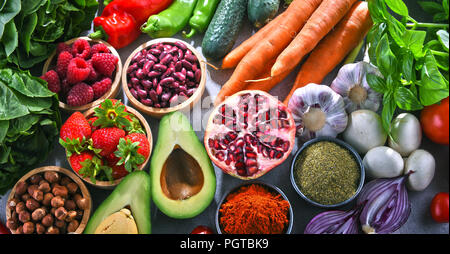 Zusammensetzung mit frischen vegetarische Lebensmittel. Stockfoto