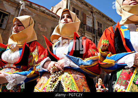 360° Ausgabe von Sant'Efisio religiösen/Folk Prozession in Cagliari. Bunte Mädchen. Stockfoto