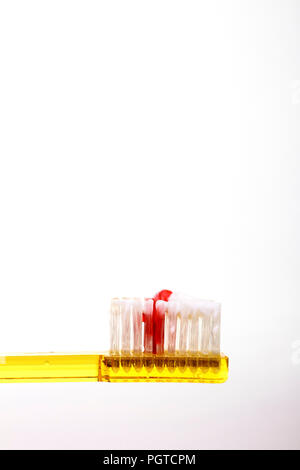 Konzeptionelle Bild einer Zahnbürste mit Fake Blood auf die Borsten Stockfoto