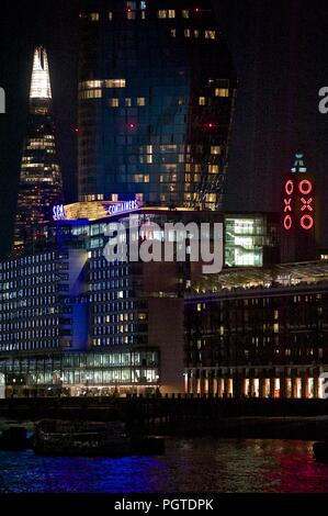 Der Shard und einen schwarzen Brüder in der Nacht Stockfoto