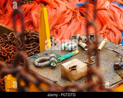 Tools für Fischernetze Flicken an Bord eines Fischtrawler in Newlyn Harbour. In Newlyn, Cornwall, England. Juni 2018 20. Stockfoto