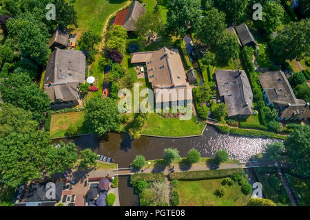 Luftaufnahme von Giethoorn Dorf in den Niederlanden. Giethoorn ist auch als "Venedig der Niederlande" und erhält rund 800.000 Besucher jährlich. Stockfoto