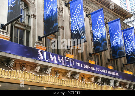 Schilder und Banner auf der Donna Sumner Musical Theater Fassade, Times Square, New York City, USA Stockfoto