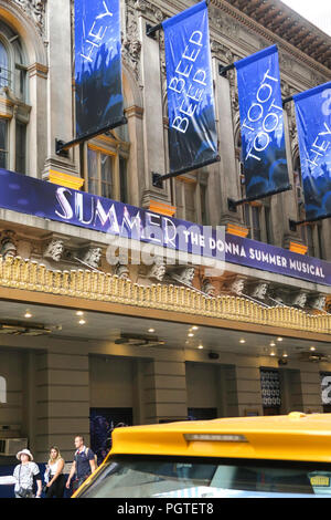 Schilder und Banner auf der Donna Sumner Musical Theater Fassade, Times Square, New York City, USA Stockfoto