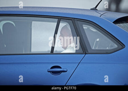 Papst Franziskus kommt in seinen Skoda Auto board sein Flugzeug vom Flughafen in Knock im County Mayo abzuweichen, nach einem Besuch der Wallfahrtskirche, Knock im County Mayo, als Teil seines Besuchs in Irland Stockfoto