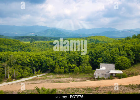 Phang Nga Bucht nördlich von Phuket, voll von idyllischen wellige Hügel, weit entfernte Orte mit weiten, offenen Flächen, die es bietet sind erstaunlich. Stockfoto