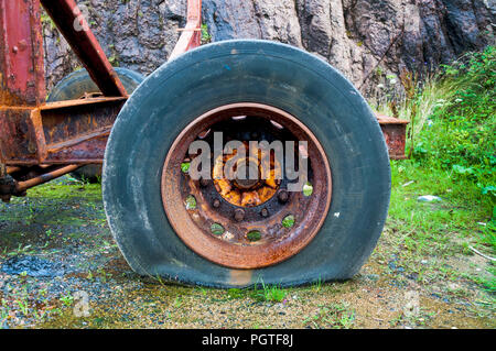 Reifenpanne auf rostige Rad von landwirtschaftlichen Maschinen im ländlichen Irland Stockfoto