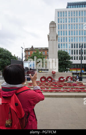 Japanische Touristen mit dem Ipad zu fotografieren Manchester war Memorial Kenotaph im St Peters Square Manchester England entworfen von Sir Edward Luytens Stockfoto