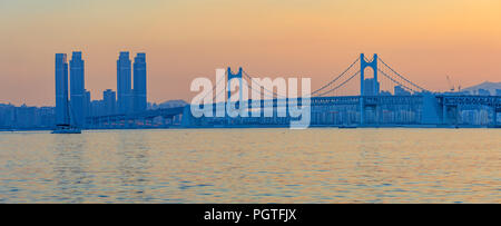 Busan, Südkorea - 20.August 2018: farbenfroher Sonnenuntergang über Gwangandaegyo (Diamond Bridge), eine Hängebrücke, Busan, Südkorea Stockfoto