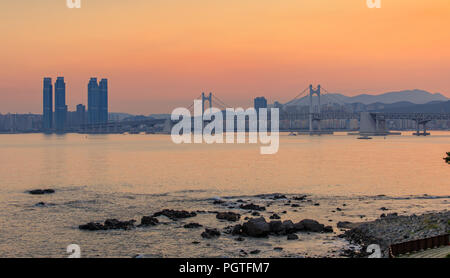 Busan, Südkorea - 20.August 2018: farbenfroher Sonnenuntergang über Gwangandaegyo (Diamond Bridge), eine Hängebrücke, Busan, Südkorea Stockfoto