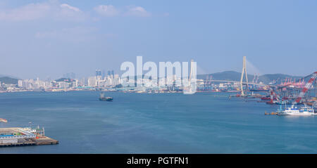 Busan, Südkorea - August 5, 2018: Busan die Harbour Bridge und den Hafen von Busan in Südkorea Stockfoto