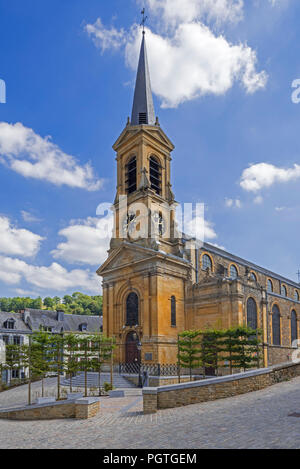 Die neoklassische St. Peter und Paul Kirche/Église Saints-Pierre-et-Paul in der Stadt Bouillon, Provinz Luxemburg, die Belgischen Ardennen, Belgien Stockfoto