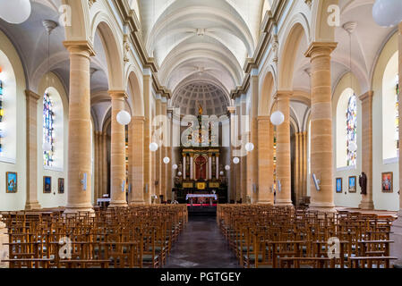 Die neoklassische St. Peter und Paul Kirche/Église Saints-Pierre-et-Paul in der Stadt Bouillon, Provinz Luxemburg, die Belgischen Ardennen, Belgien Stockfoto