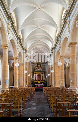 Die neoklassische St. Peter und Paul Kirche/Église Saints-Pierre-et-Paul in der Stadt Bouillon, Provinz Luxemburg, die Belgischen Ardennen, Belgien Stockfoto