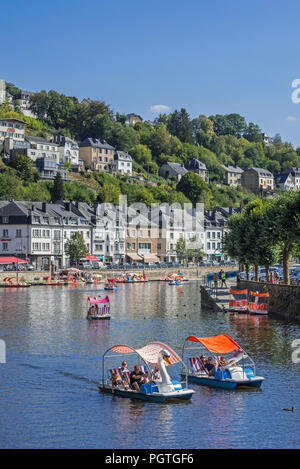 Paddel Boote mit Touristen auf dem Fluss Semois in der Stadt Bouillon, Provinz Luxemburg, die Belgischen Ardennen, Belgien Stockfoto