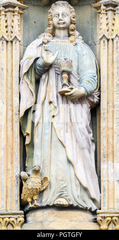 Statue des Hl. Johannes des Evangelisten (Evangelium writer) über dem Haupteingang das St John's College, Universität Cambridge, England. Stockfoto