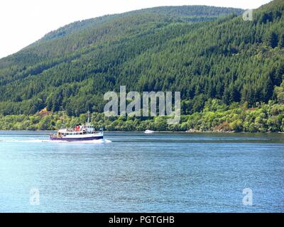 Blick auf einem Kreuzfahrtschiff auf einer Tour von lochness See. Stockfoto