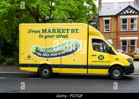 Eine morrisons.com online Supermarkt van Lieferung in einer Vorstadtstraße im Süden Londons. Stockfoto