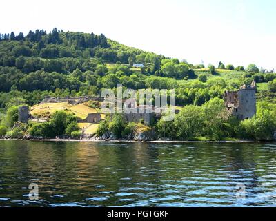 Blick auf die Urquhart Burg vom Lochness See. Stockfoto