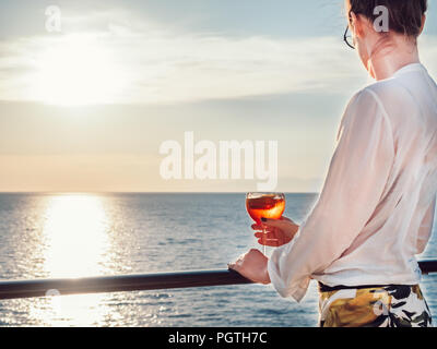 Junge Frau in Gläsern mit einem Glas schöne, Rosa cocktail Stockfoto