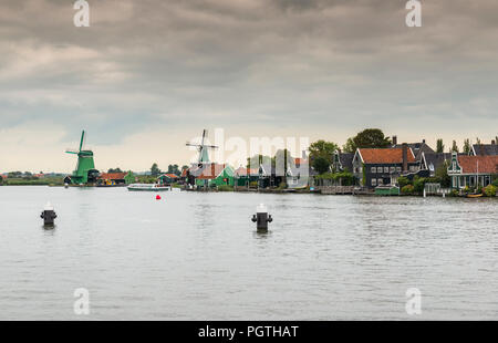 Authentische Zaandam Mühlen auf dem Wasser Kanal in Zaanstad Dorf. Zaanse Schans Windmills und berühmten niederländischen Grachten, Europa. Stockfoto