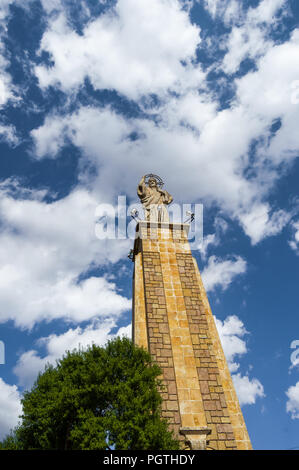 Denkmal zu Ehren des Heiligen Herzen Jesu, die Skulptur zu Ehren von Jesus Christus auf dem Hügel von Socorro in der Stadt Cuenca, Spanien befindet. Stockfoto