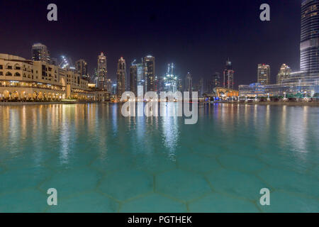 Skyline von Dubai bei Nacht Stockfoto