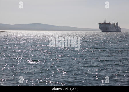 Die Northlink Fähre MV Hamnavoe eingabe Stromness Hafen in Orkney von Hoy Sound Stockfoto