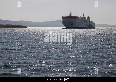 Die Northlink Fähre MV Hamnavoe eingabe Stromness Hafen in Orkney von Hoy Sound Stockfoto