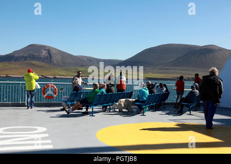 Die Northlink Fähre MV Hamnavoe bestehen Der Cuilags, Hügel auf der Insel Hoy, Orkney, Schottland Stockfoto