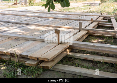 Holzschalung betonstreifen Grundlage für A-Frame art house Stockfoto