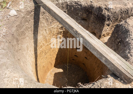 Runde Grube für eine Jauchegrube. Kanalisation Bau. Stockfoto