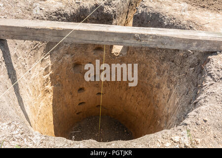 Runde Grube für eine Jauchegrube. Kanalisation Bau. Stockfoto