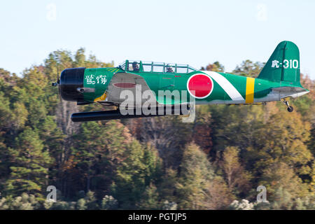 MONROE, NC - November 11, 2017: Reenactment der japanische Angriff auf Pearl Harbor während Warbirds über Monroe Air Show in Monroe, NC. Stockfoto