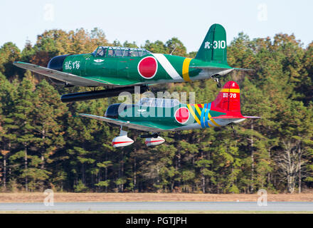 MONROE, NC - November 11, 2017: Reenactment der japanische Angriff auf Pearl Harbor während Warbirds über Monroe Air Show in Monroe, NC. Stockfoto