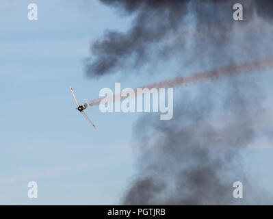 MONROE, NC - November 11, 2017: Reenactment der japanische Angriff auf Pearl Harbor während Warbirds über Monroe Air Show in Monroe, NC. Stockfoto