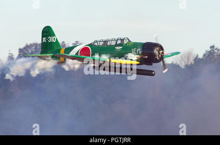 MONROE, NC - November 11, 2017: Reenactment der japanische Angriff auf Pearl Harbor während Warbirds über Monroe Air Show in Monroe, NC. Stockfoto