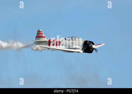 MONROE, NC - November 11, 2017: Reenactment der japanische Angriff auf Pearl Harbor während Warbirds über Monroe Air Show in Monroe, NC. Stockfoto