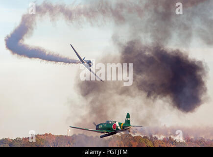 MONROE, NC - November 11, 2017: Reenactment der japanische Angriff auf Pearl Harbor während Warbirds über Monroe Air Show in Monroe, NC. Stockfoto