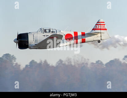 MONROE, NC - November 11, 2017: Reenactment der japanische Angriff auf Pearl Harbor während Warbirds über Monroe Air Show in Monroe, NC. Stockfoto