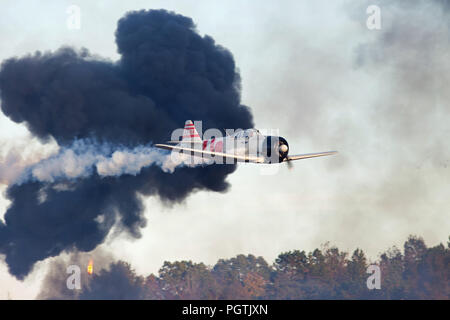 MONROE, NC - November 11, 2017: Reenactment der japanische Angriff auf Pearl Harbor während Warbirds über Monroe Air Show in Monroe, NC. Stockfoto