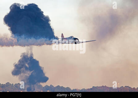 MONROE, NC - November 11, 2017: Reenactment der japanische Angriff auf Pearl Harbor während Warbirds über Monroe Air Show in Monroe, NC. Stockfoto