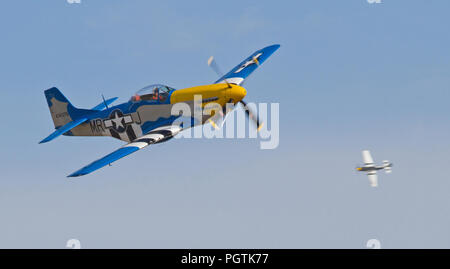 MONROE, NC - 8. NOVEMBER 2014: Zwei P-51 Mustang Kämpfer bei den Warbirds über Monroe Air Show in Monroe, NC. Stockfoto