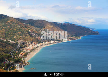 Schönen Mittelmeer und den Stränden von Taormina, Sizilien, Italien gesehen Stockfoto