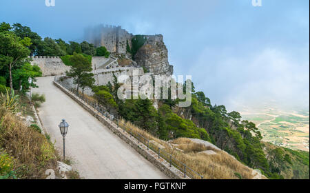 Erice Schloss im Nebel, Provinz Trapani, Sizilien, Italien. Stockfoto